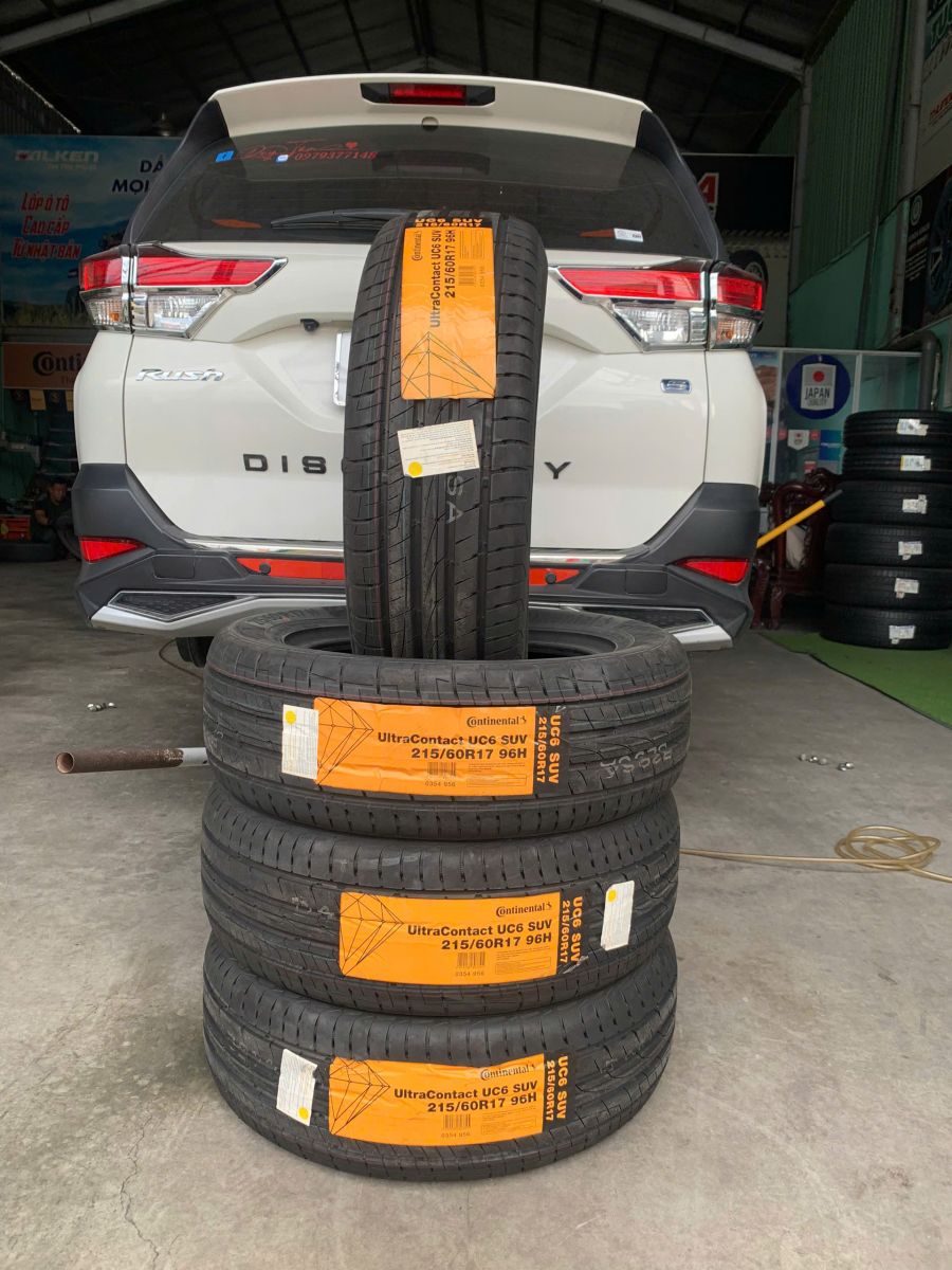 xe toyota rush thay lốp 215/60R17 continental ultracontact uc6