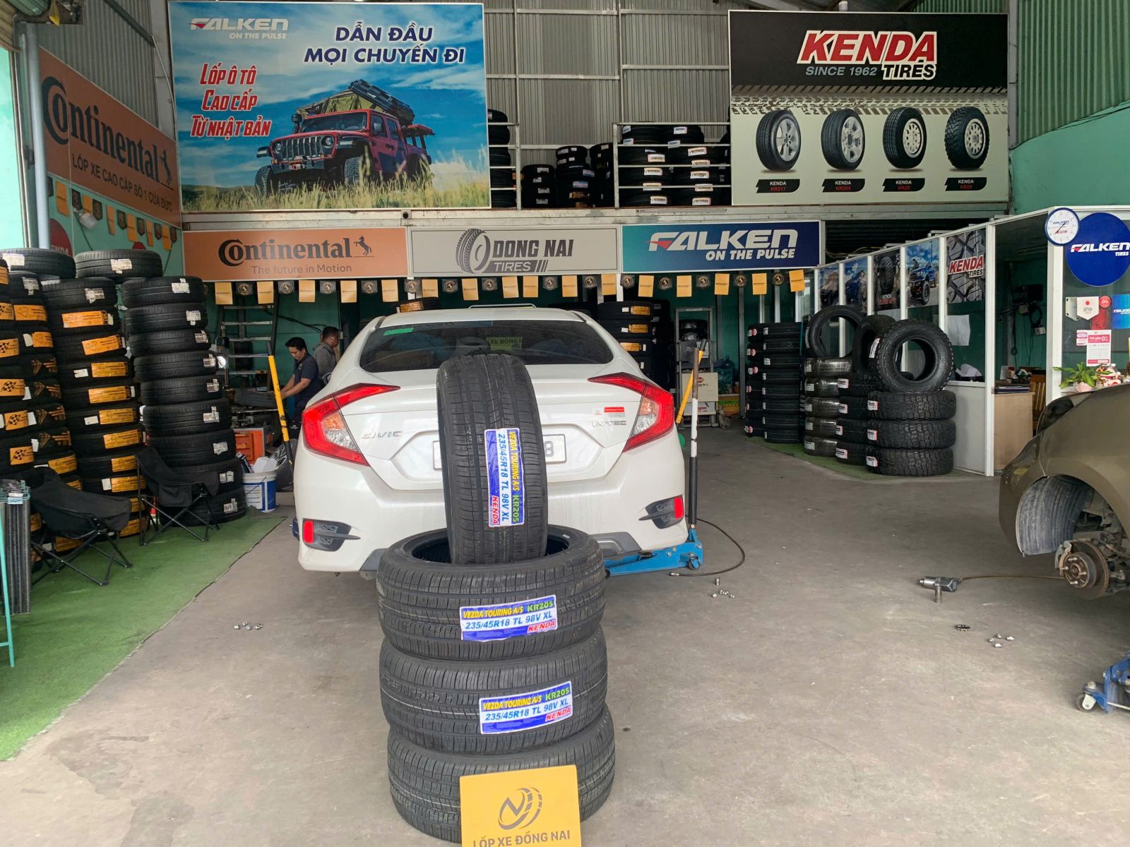 lốp ô tô 235/45R18 kenda touring kr205