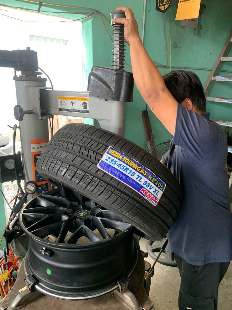 lốp 235/45R18 kenda touring kr205