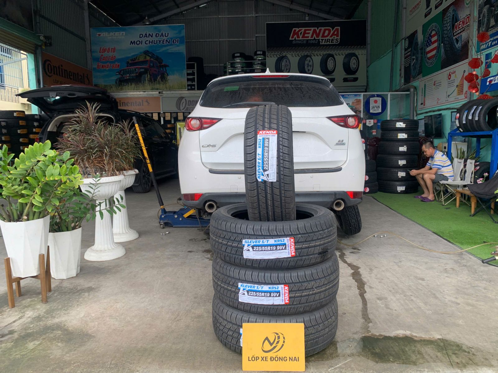 xe mazda cx5 thay lốp 225/55R19 kenda kr52