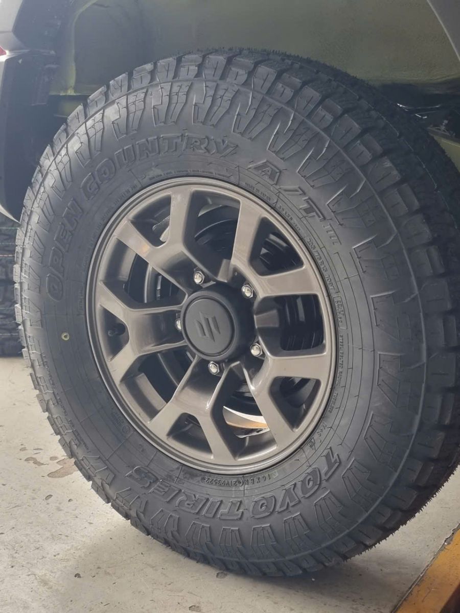 Hình ảnh thực tế xe Suzuki Jimny thay lốp địa hình 235/75R15 Toyo OPA3G Nhật Bản