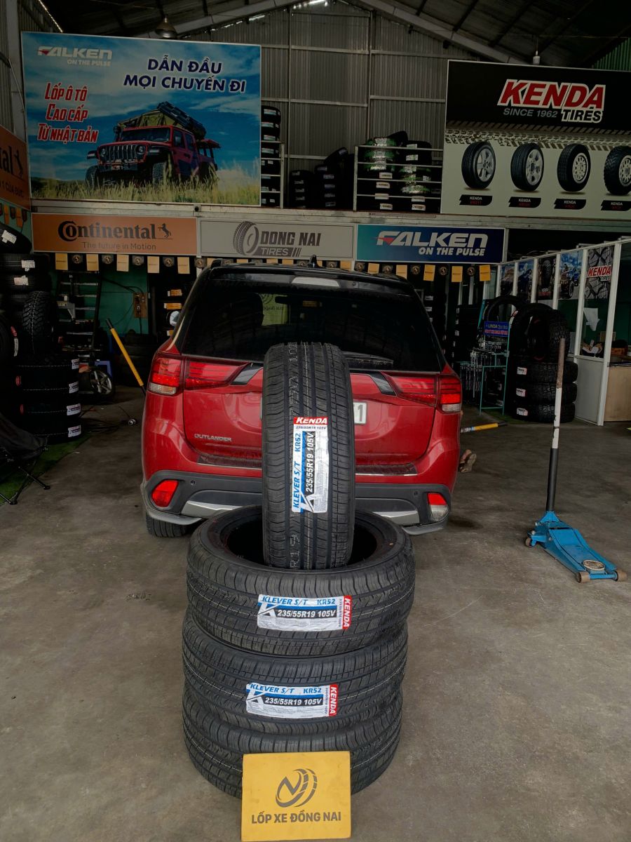 xe mitsubishi outlander thay lốp 235/55R19 kenda kr52