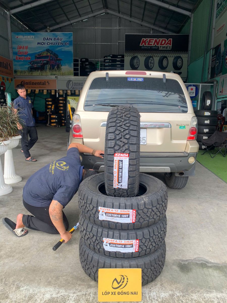 ford escape thay lốp 235/70R16 kenda kr628