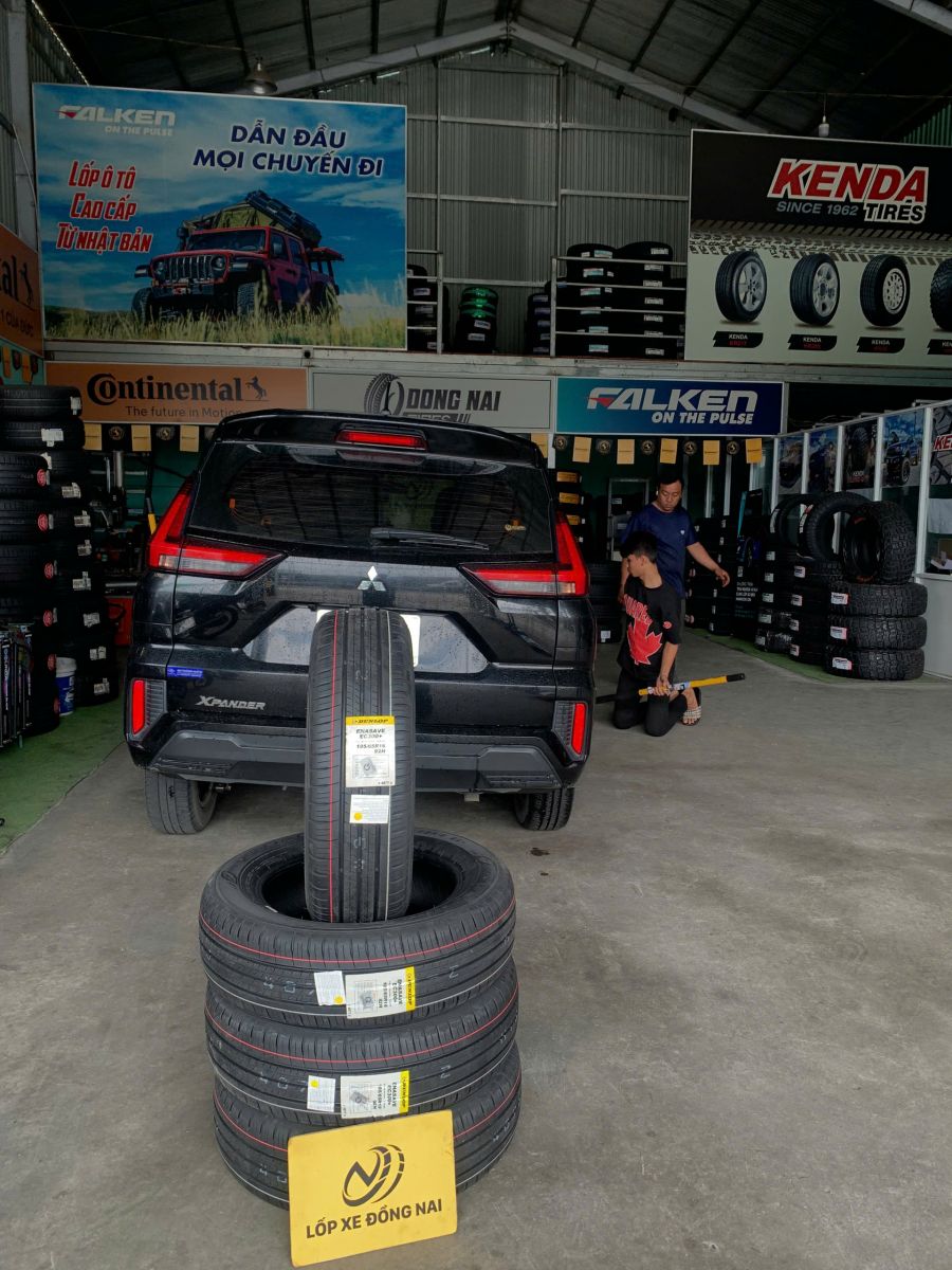 xpander thay lốp 195/65R16 dunlop ec300