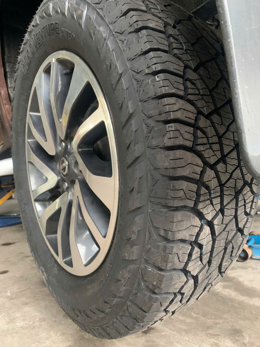 xe nissan navara thay lốp 255/60R18 kumho at52