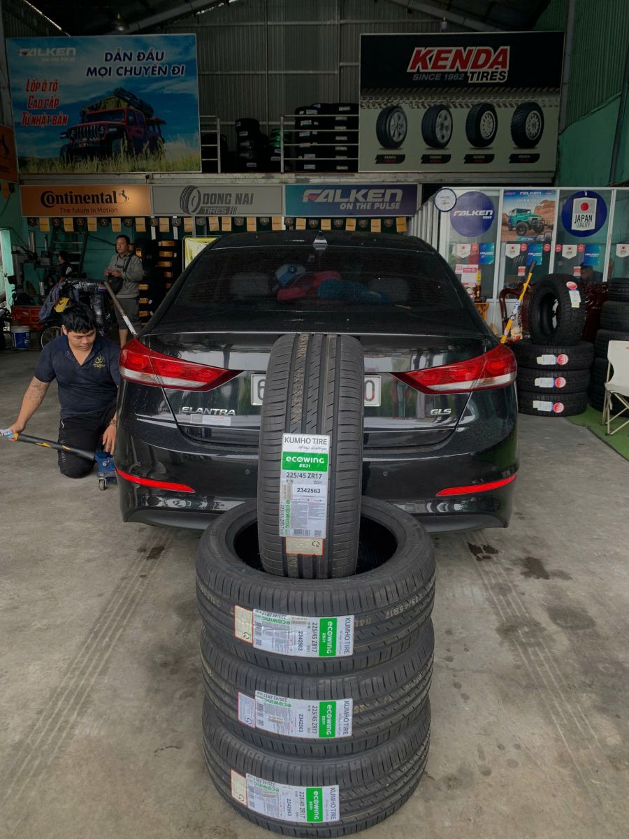 xe hyundai elantra thay lốp 225/45R17 kumho ecowing es31