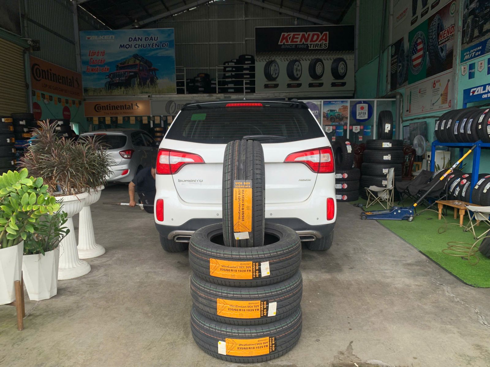 xe kia sorento thay lốp 235/60R18 continental ultracontact uc6