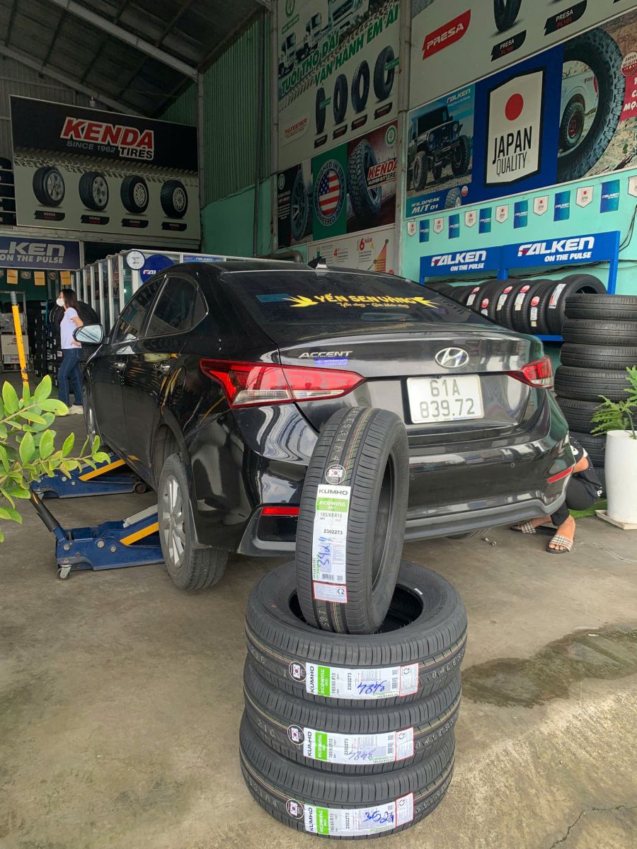 hyundai accent thay lốp 185/65R15 kumho ecowing kh27