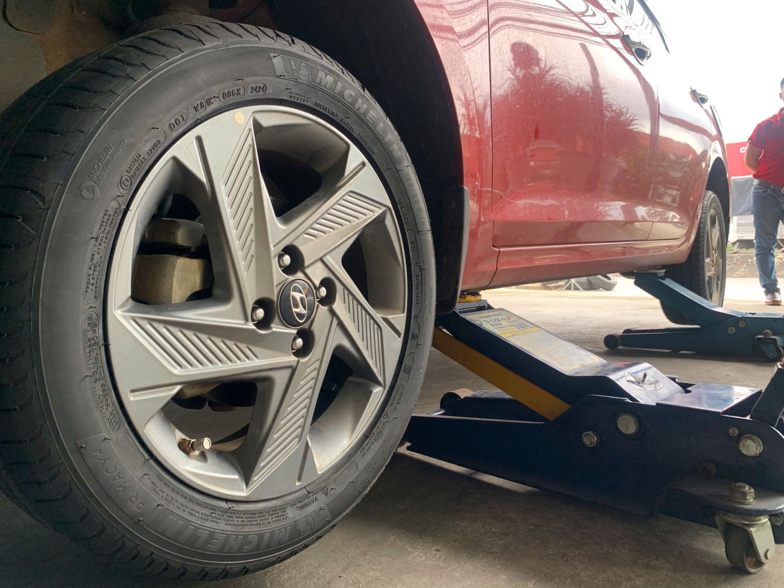 xe hyundai accent thay lốp 195/55R16 michelin primacy