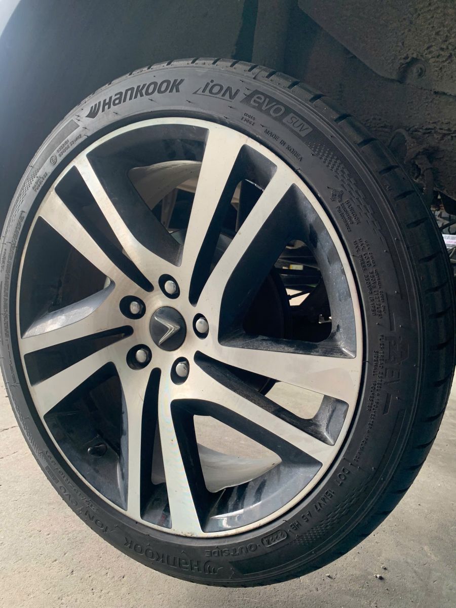 xe vinfast e34 thay lôp 215/45R18 hankook ion hàn quốc