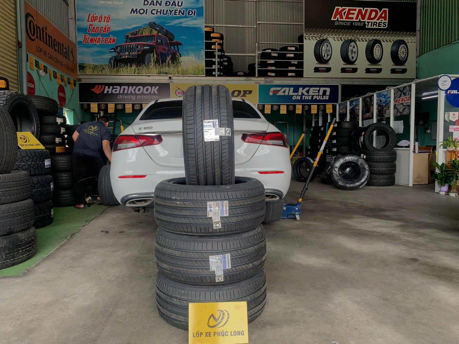 xe mercedes e180 thay lốp 245/45R18 michelin primacy 4st