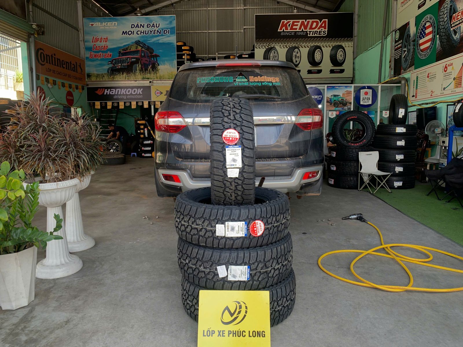 xe ford everest thay lốp 265/60R18 falken wildpeak at3w nhật bản