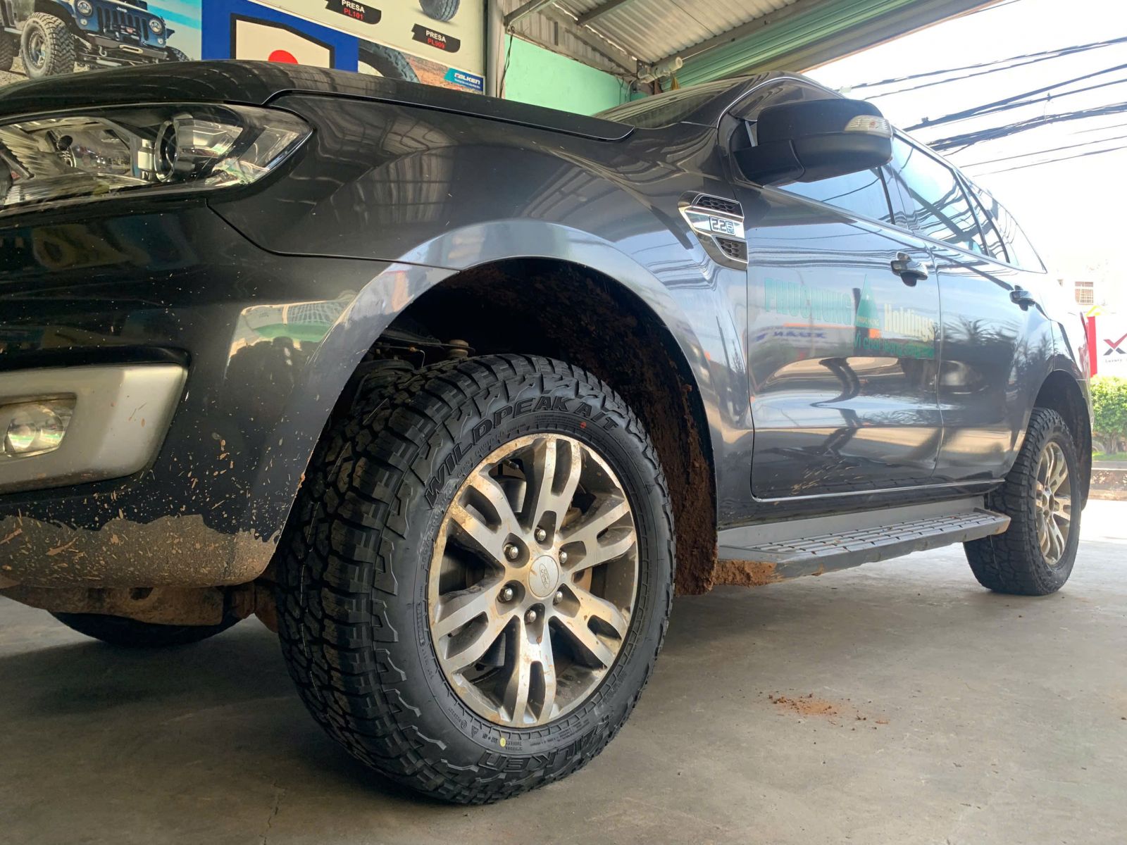 xe ford everest thay lốp 265/60R18 falken wildpeak at3w nhật bản