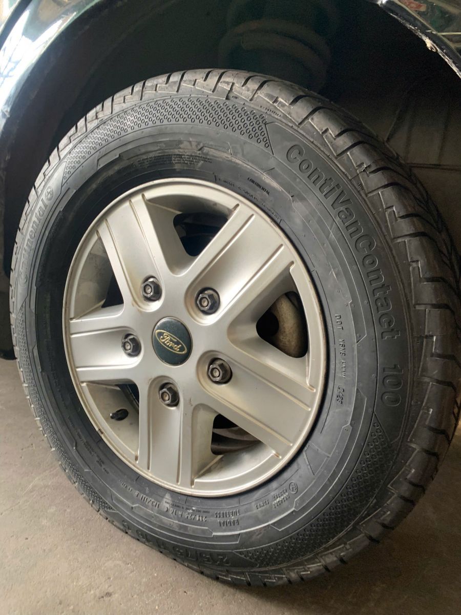 xe ford transit thay lốp 215/75R16C continental van eco100