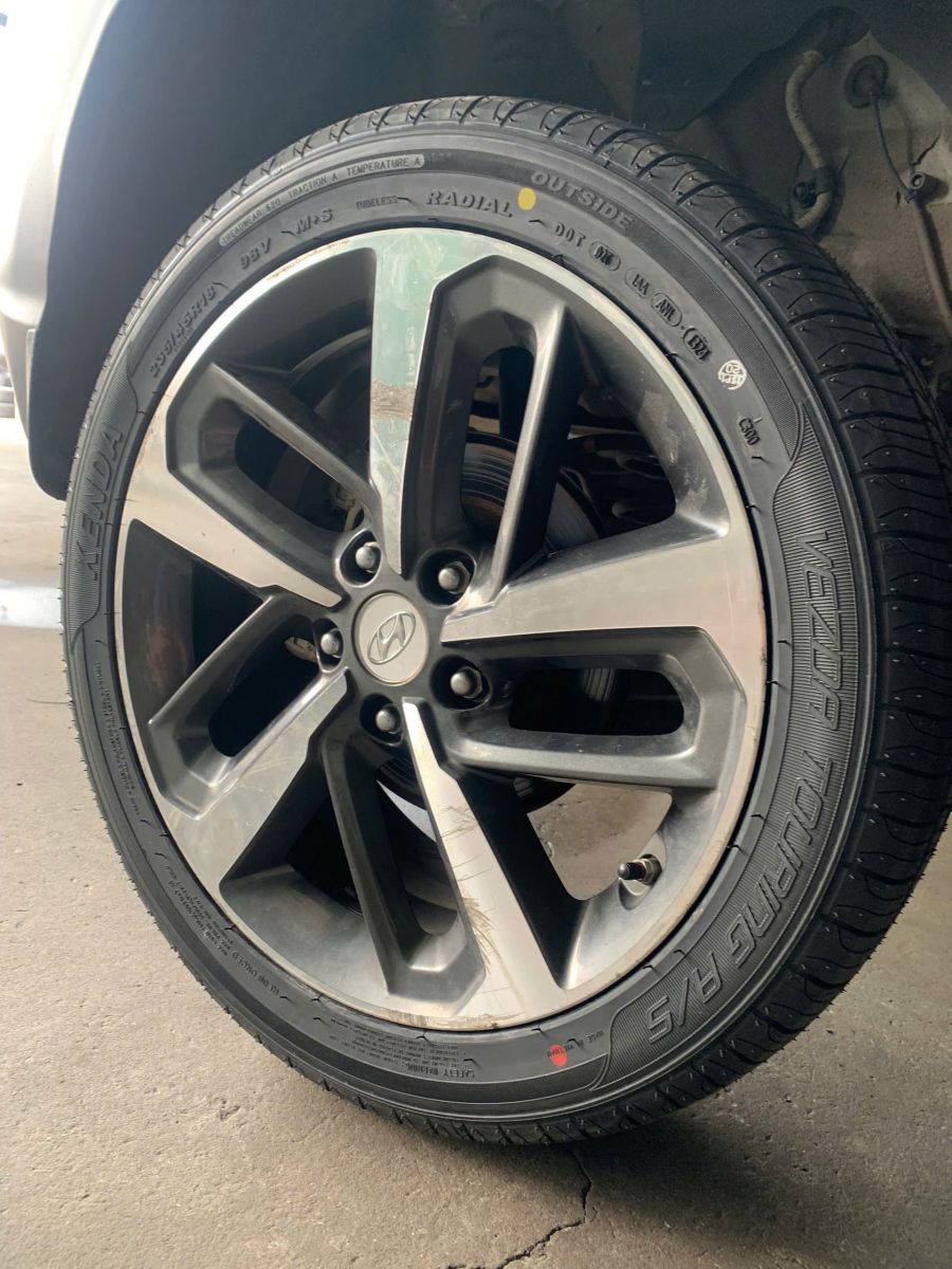 xe hyundai kona thay lốp 235/45R18 kenda touring kr205