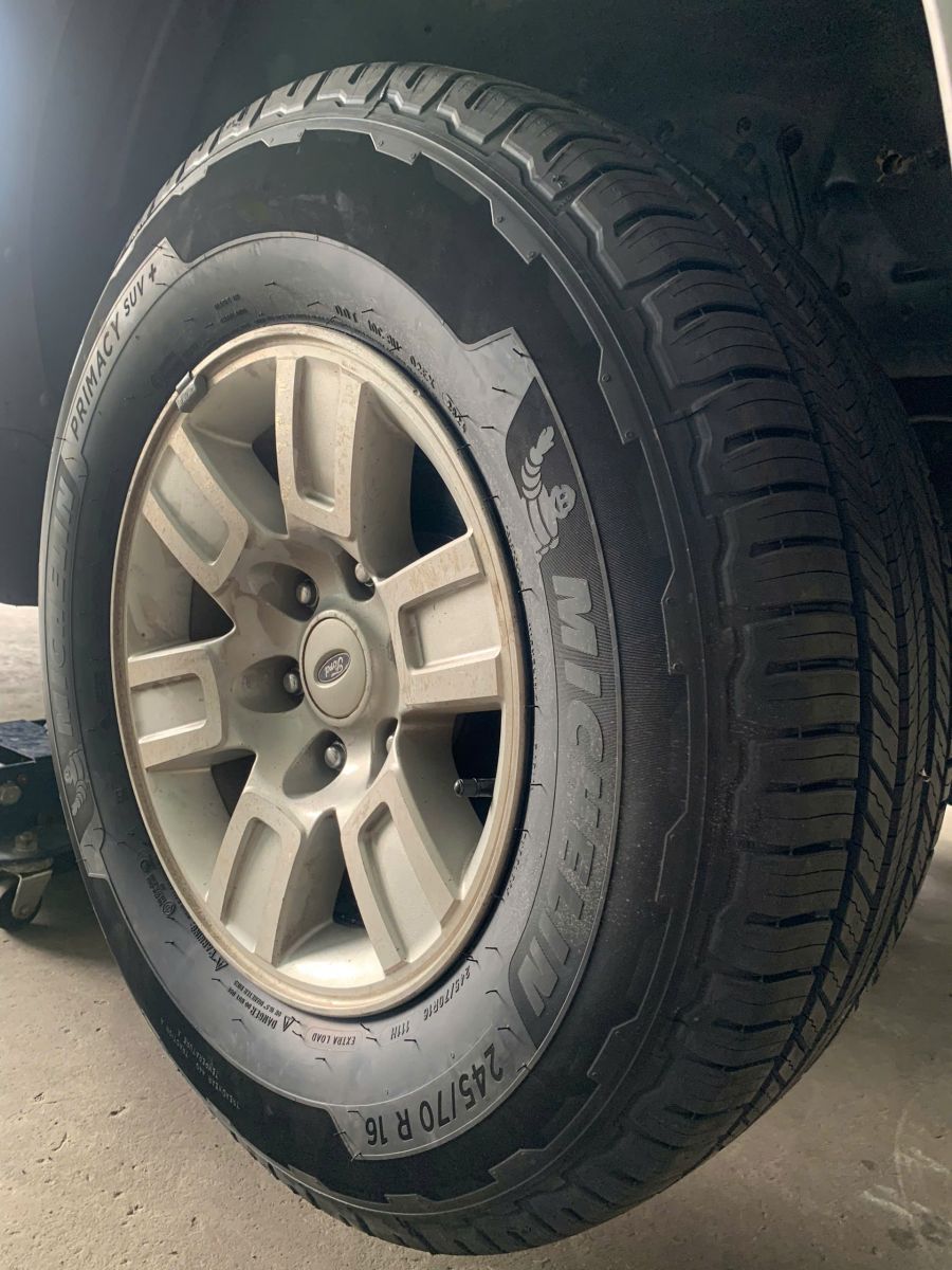 ford everes thay lốp 245/70R16 michelin primacy suv