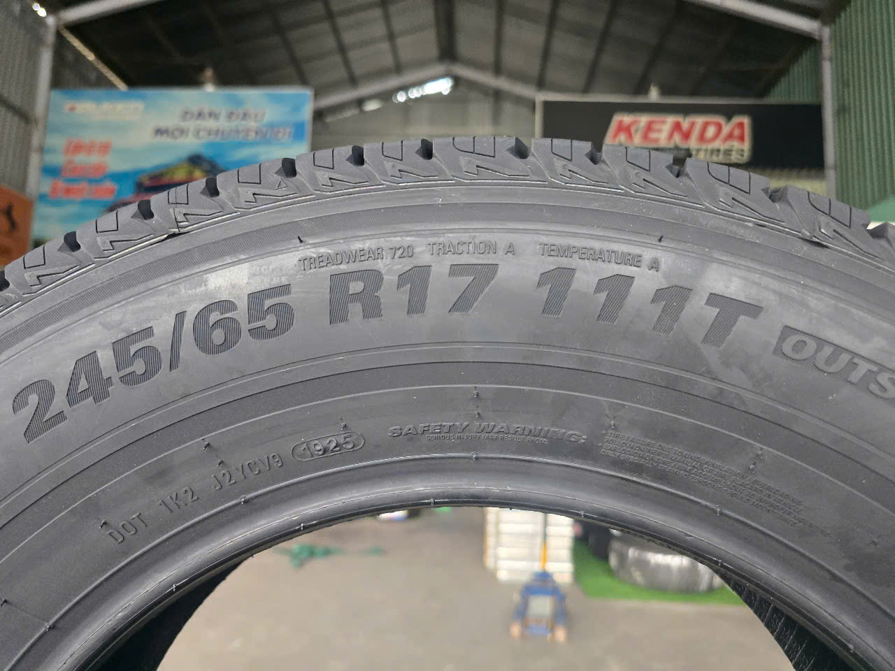 giá bán lốp 245/65R17 kumho crugen ht51