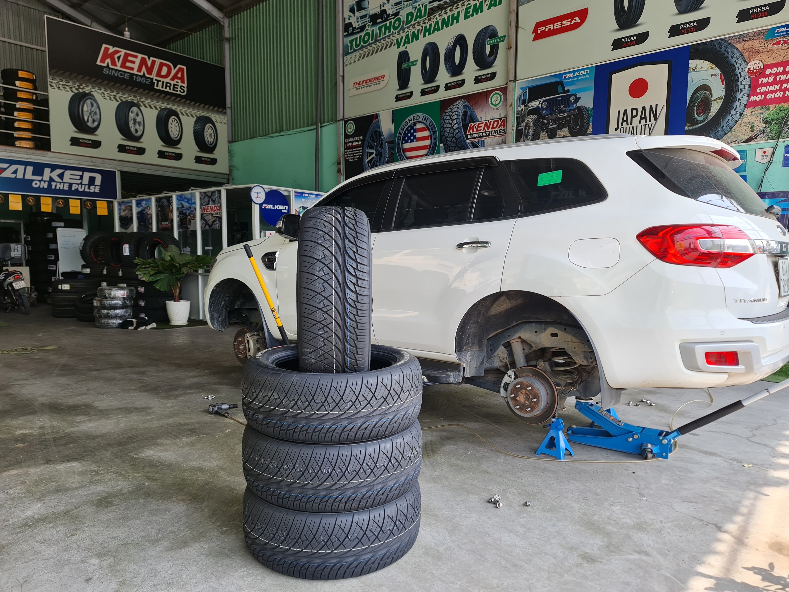 Xe Ford Everest thay lốp 265/50R20 Deestone Storms RS